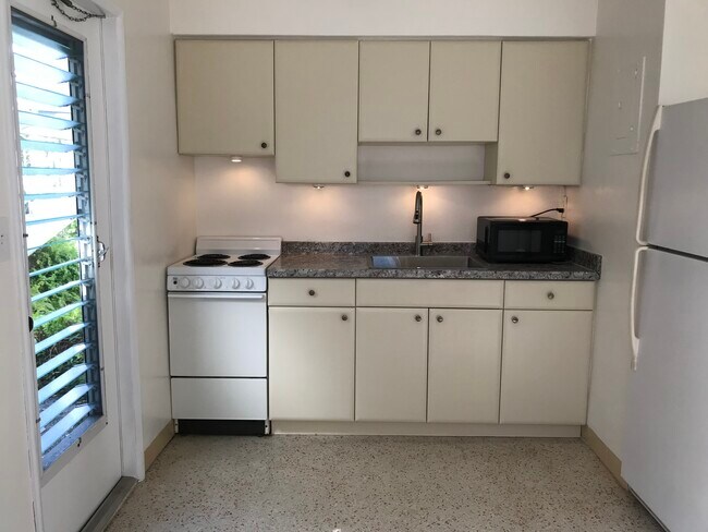 Kitchen - 865 SE 20th Ave Unit #5