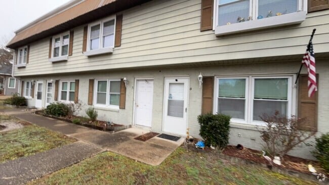 Building Photo - 2 Bedroom, 1.5 Bath Town Home Located at E...