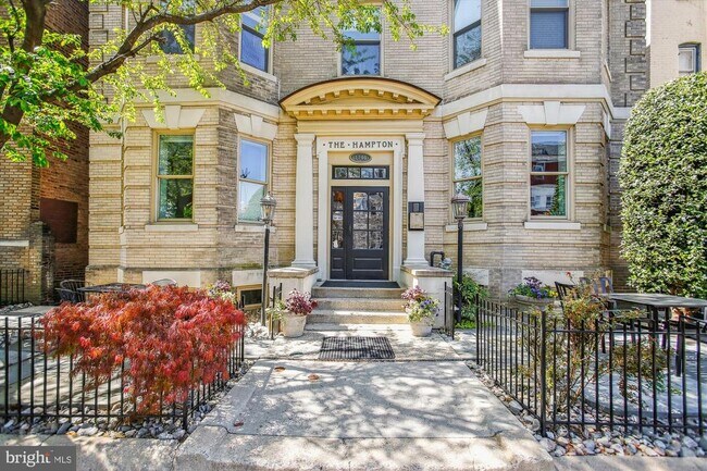 Building Photo - 1740 18th St NW Unit T2