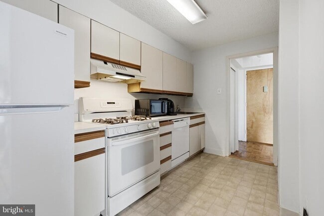 Building Photo - 1030 E Lancaster Ave Unit 1001