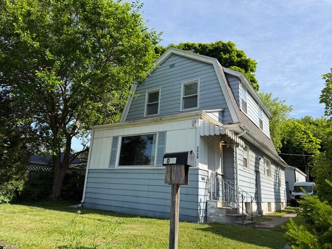 Building Photo - 2028 Joliet St