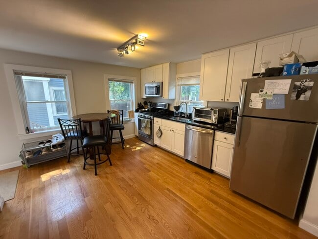 Building Photo - 115 Pleasant St Unit B