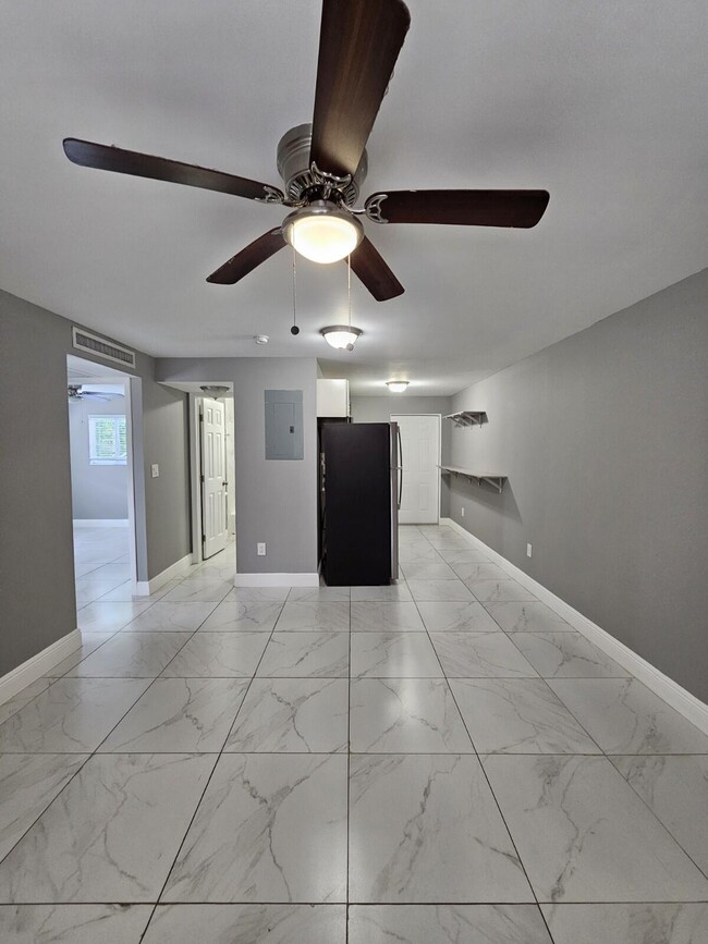 Building Photo - 933 W 7th St Unit A