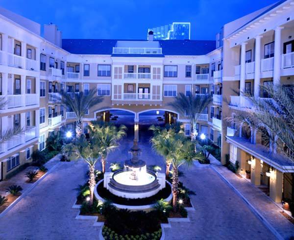 Building Photo - HUGE Split 2/2 overlooking the pool! Rental