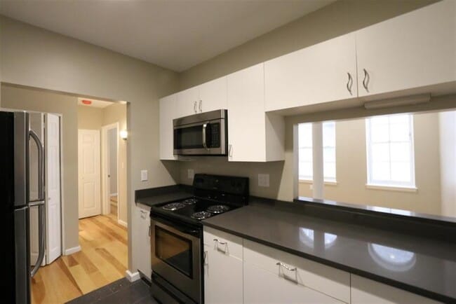 Building Photo - 25 Bow St Unit 1