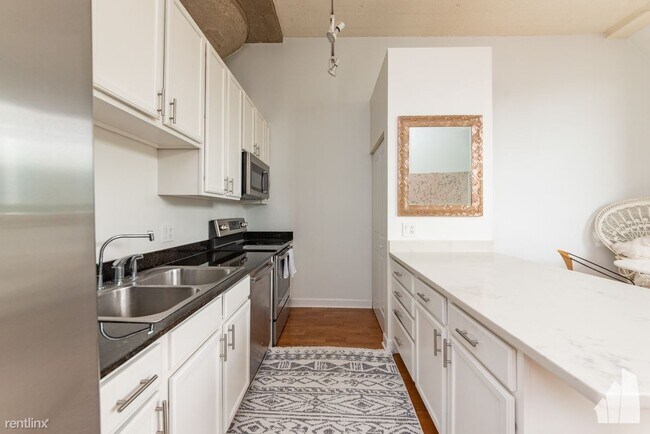 Photo - 1 br, 1 bath Condo - 4131 W Belmont Ave