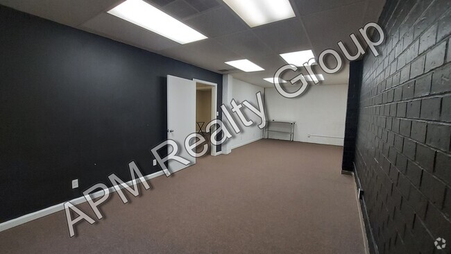 Building Photo - Private office space with move in special! Rental