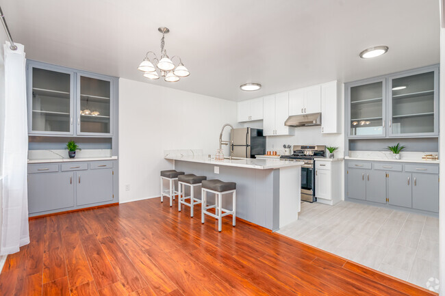 2BR, 2BA - 1,100SF - Dining Room - 325 E Stocker St Apartments