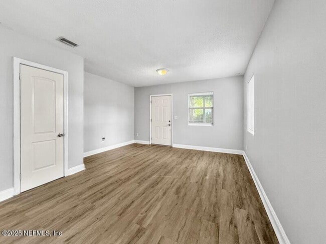 Photo - 620 Comet St