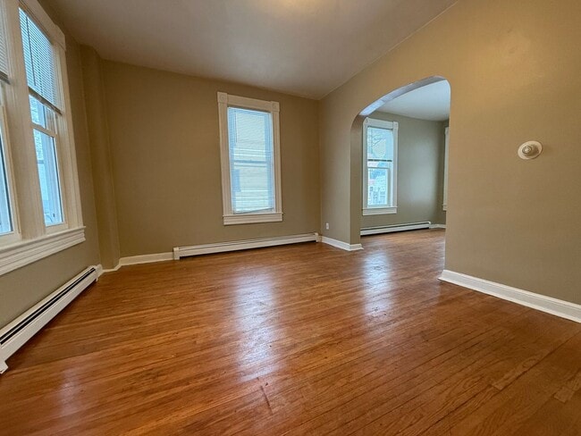 Building Photo - Available NOW! Stunning Single Family Home in Dayton's Bluff! Move in Specials