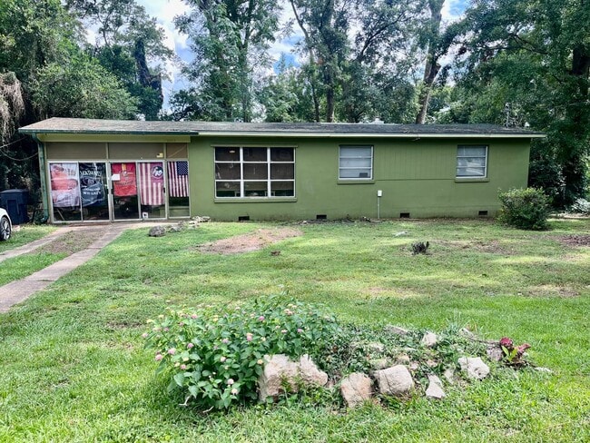 Building Photo - 3 Bedroom House - Prime Location