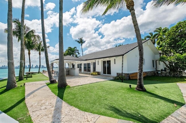 Building Photo - 1365 Bay Terrace