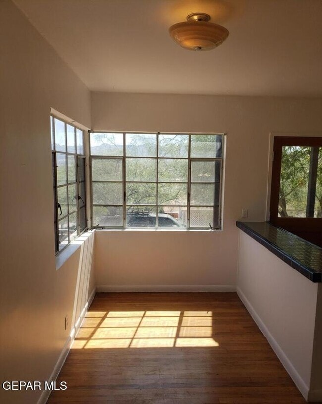 Photo - 904 W Yandell Dr