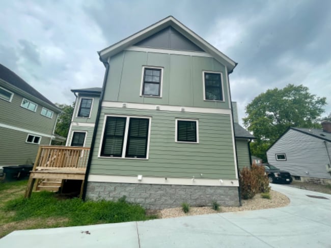 Photo - 2826 Bronte Ave