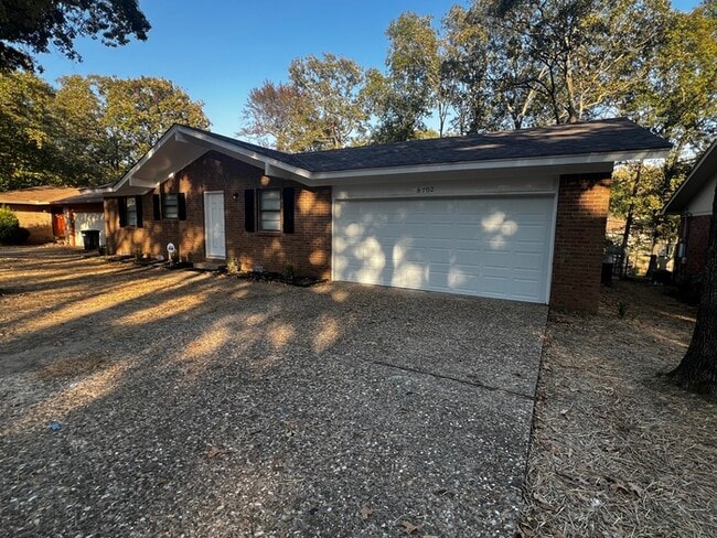 Building Photo - 8702 Oakhaven Dr