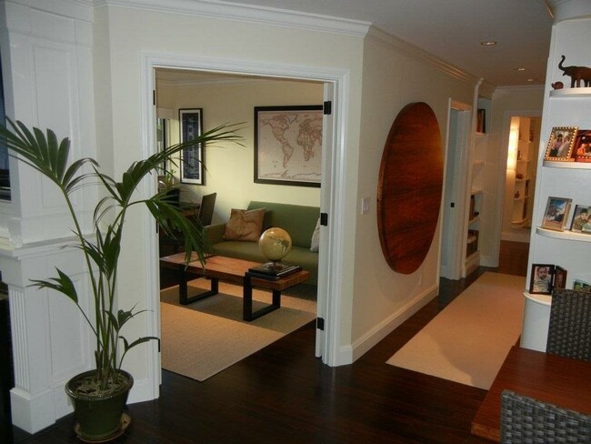 Building Photo - JUST LISTED! 2 br/2 ba Garden Oasis in Pacific Heights with Pool & Parking!/AMSI Maureen Couture
