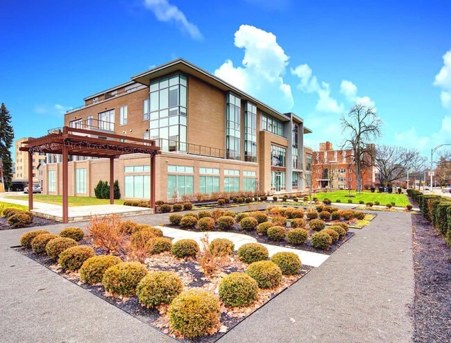 Building Photo - 600 East Ave Unit 9