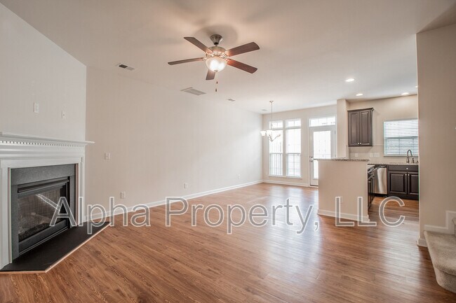 Photo - 305 Christiane Way