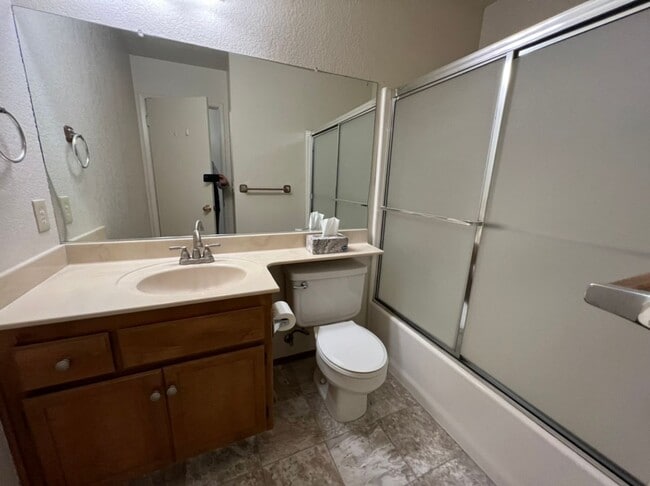 Building Photo - Single story condo located in Cedarbrook's Gated Community!