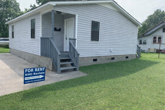 Building Photo - Quaint home located in City Limits