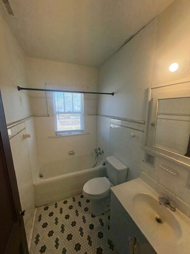 Building Photo - 1208 NE Jefferson Ave Unit 1