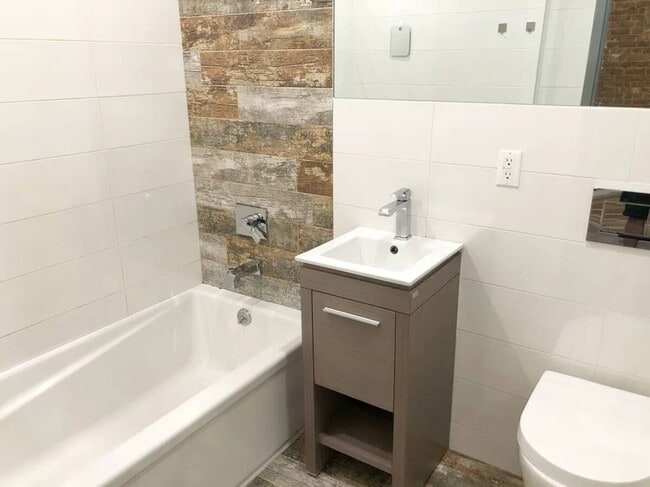 Photo - Large HDTV Room, AC, 15 min to Manhattan #125 Unit 4FL