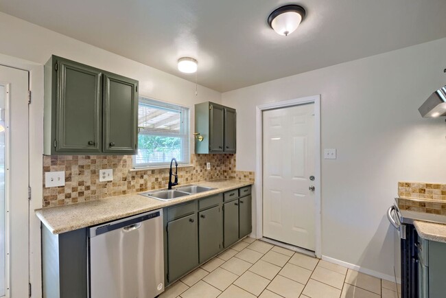 Photo - 816 Aviation Ave