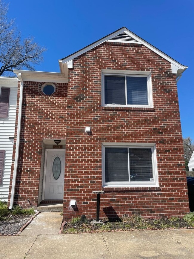 Building Photo - Updated Virginia Beach Townhouse