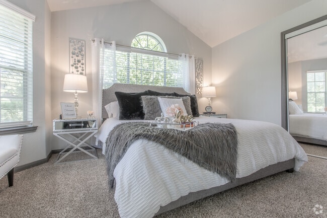 2 BR, 2 BA - 1140 SF