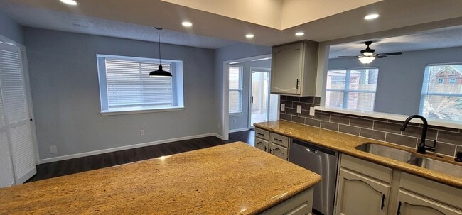 Building Photo - 9614 Charter Ridge Dr