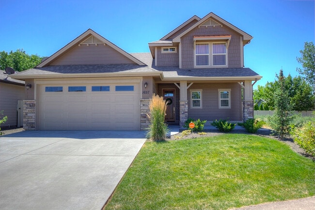 Building Photo - Beautiful Custom Home in Great Location