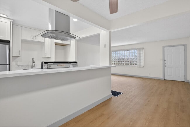 Photo - 933 Alamitos Ave Unidad 03