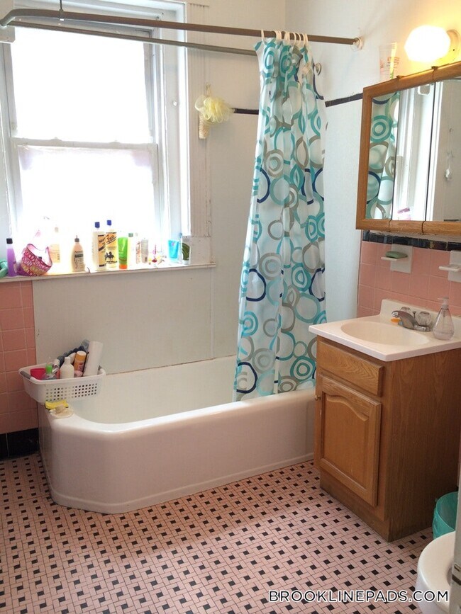 Photo - 1589 Beacon St Unidad 12