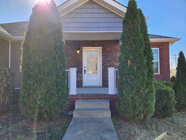 Photo - $1650 - 3 Bedroom 2 Bath Ranch Home