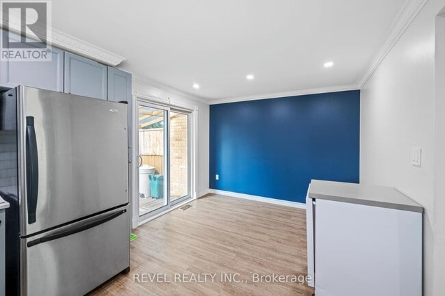 Photo - 574 Mortimer Dr