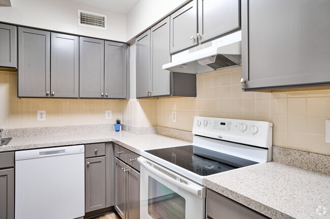 The Laurel 1BR, 1BA - 700SF Kitchen - Pooks Hill Tower & Court