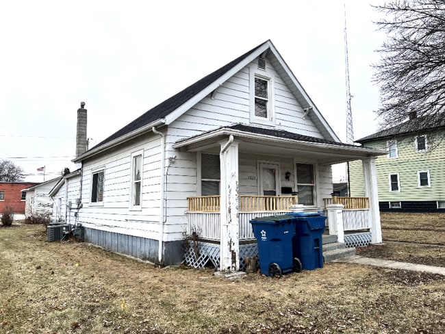 Photo - 3323 Halsted St