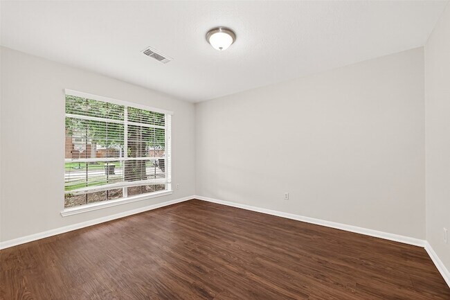 Photo - 28811 Stapleford St
