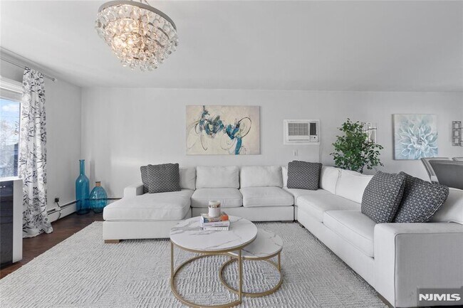 Photo - 557 Market St