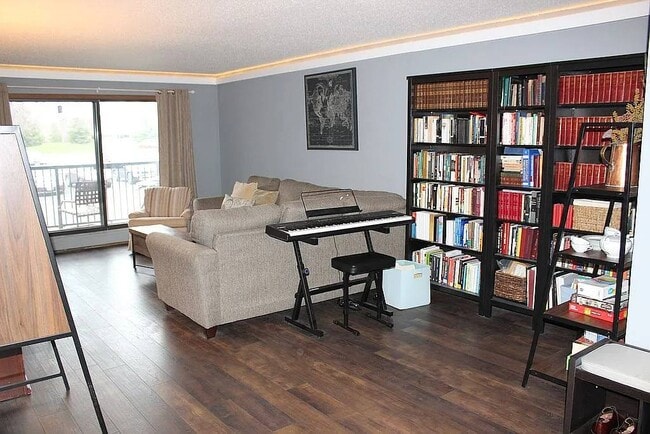 Building Photo - 4 Pine Tree Dr Unit 120