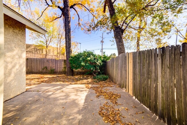Building Photo - S 79th E Ave Duplex Unit 8039