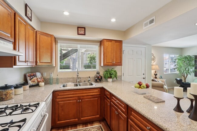 2 Bedroom 2 Bathroom - Kitchen