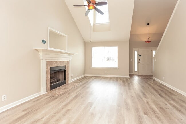 3442 Leslie Ln