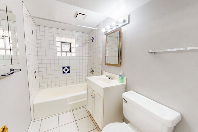 Photo - 4737 N Harding Ave Unidad #1