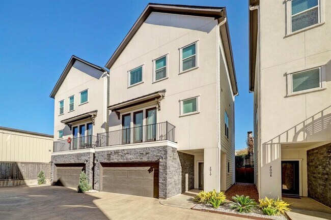 Photo - 2010 St Charles St