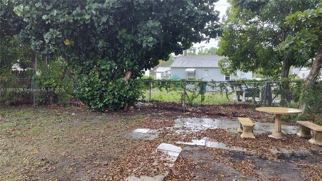 Photo - 849 W 2nd St