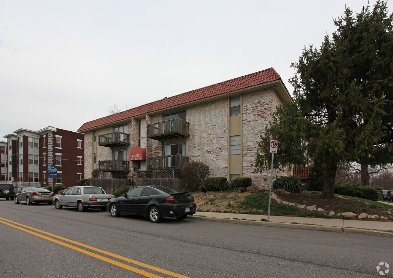 Primary Photo - 210-214 E 43rd St