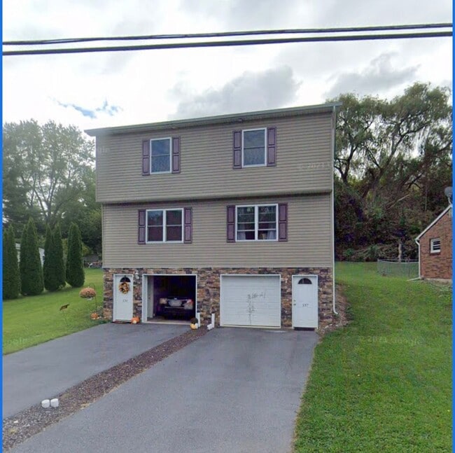 Building Photo - CLEMENS LANE 137/139 Unit 137