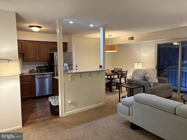 Building Photo - 7 Rockford Rd Unit E-12