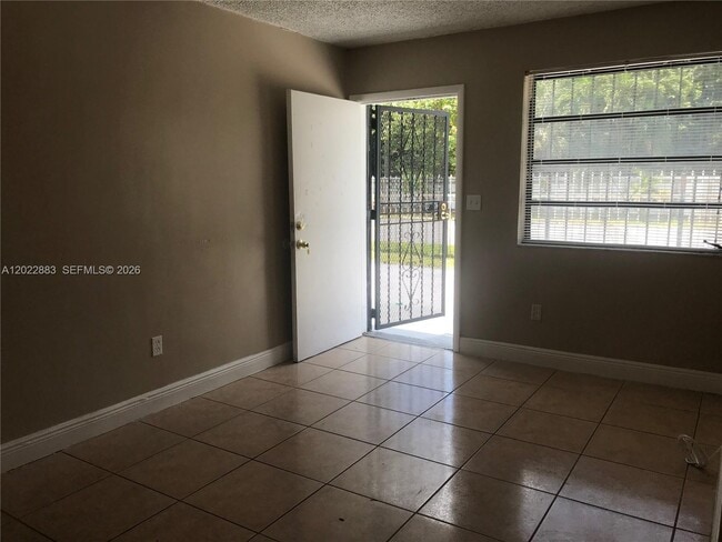 Photo - 13315 Alexandria Dr Unidad 3